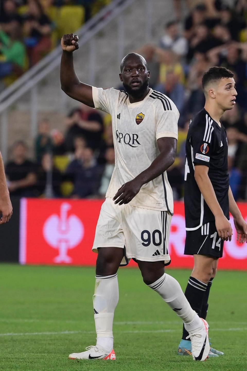 弗赖堡门将表现神勇,多次扑救救主保球门不失 弗赖堡门将表现神勇,多次扑救救主保球门不失