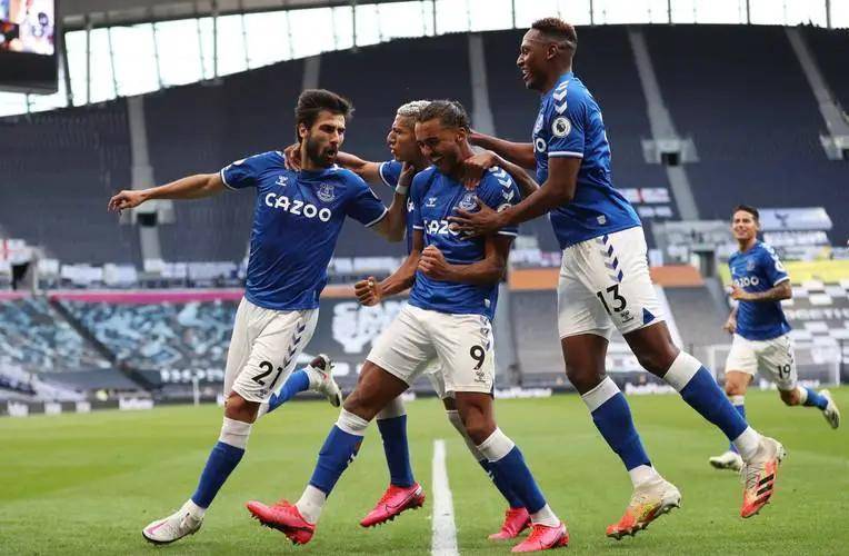 弗赖堡门将表现神勇,多次扑救救主保球门不失 弗赖堡门将表现神勇,多次扑救救主保球门不失