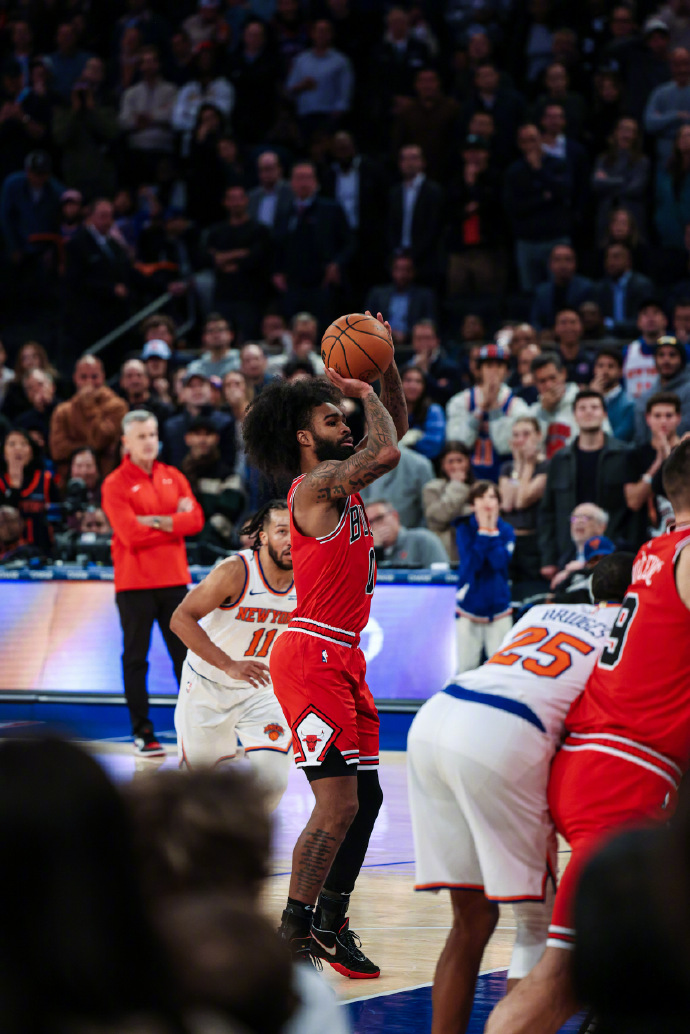 公牛队年轻球员上演关键绝杀,帮助队伍获胜 公牛队年轻球员上演关键绝杀,帮助队伍获胜