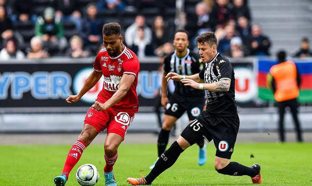 里斯本竞技客场获胜锁定首位