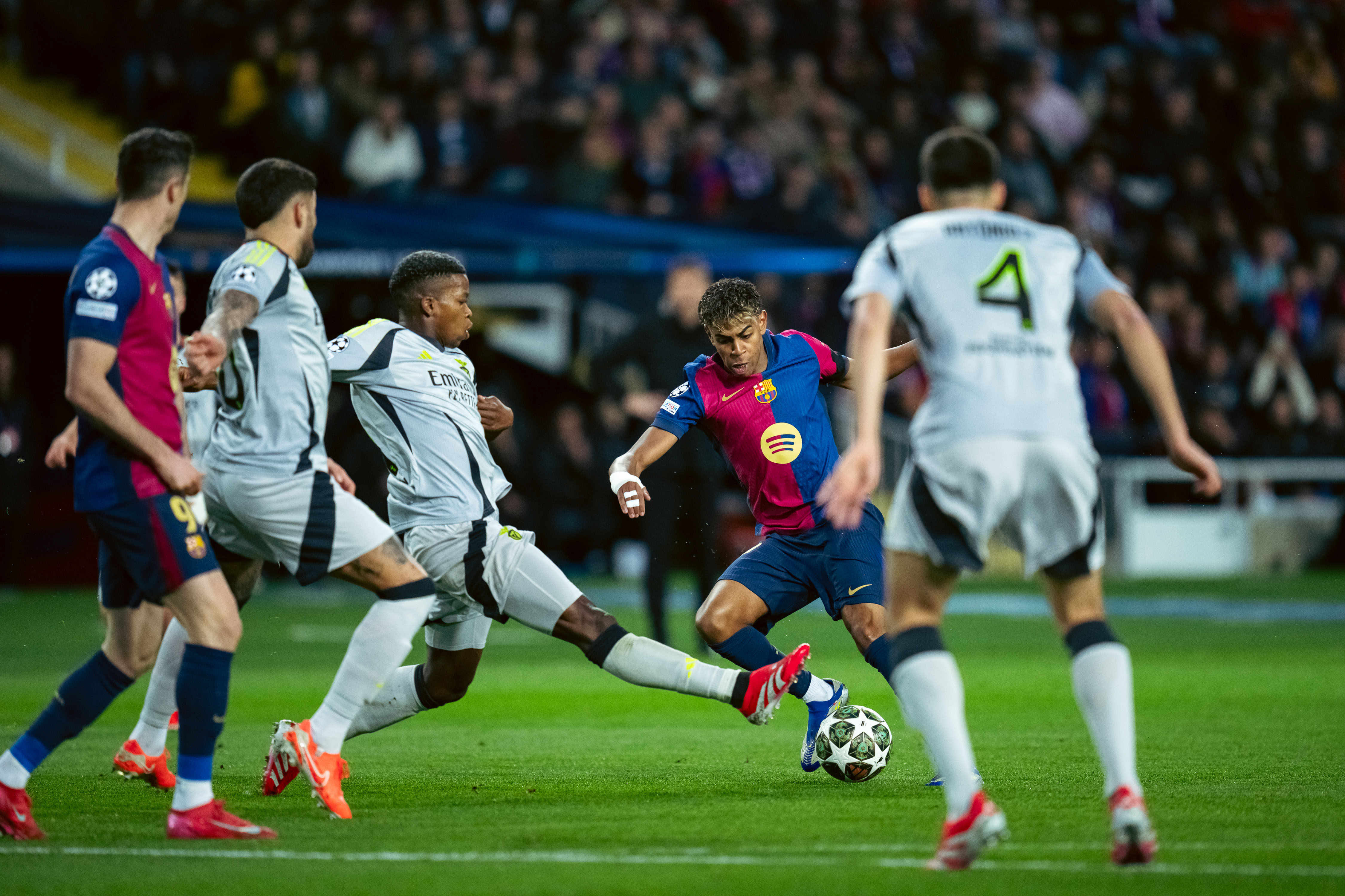 足球比赛的高潮时刻让观众眼花缭乱