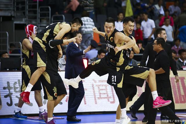 火箭队和公牛队在CBA比赛中展开一场激烈的角逐 火箭队和公牛队在CBA比赛中展开一场激烈的角逐