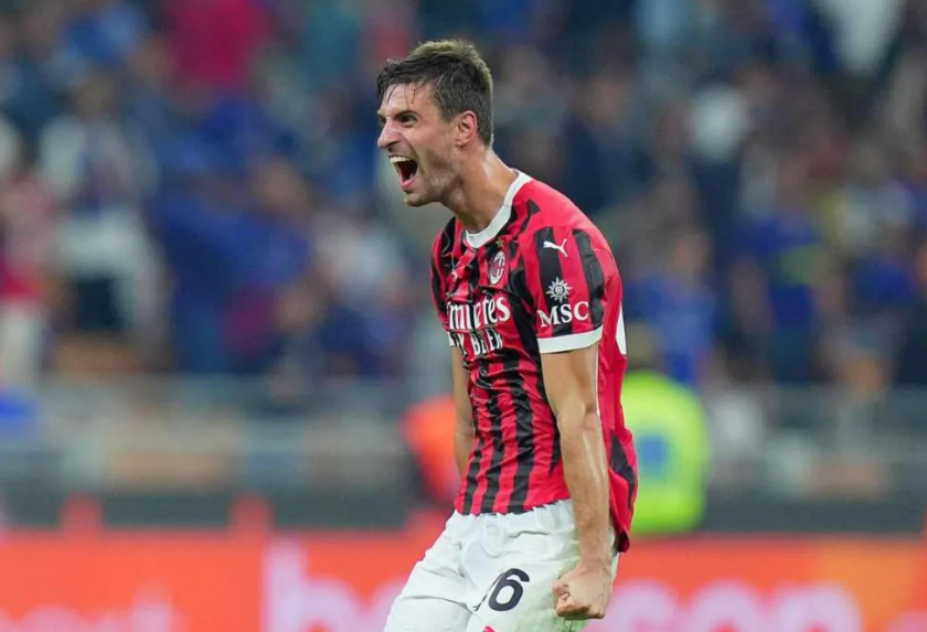 AC米兰中场控制力强大，协助防线稳固