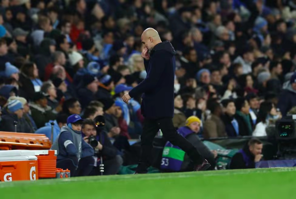 曼城主场逆转击败对手,斯特林助攻破门 曼城主场逆转击败对手,斯特林助攻破门