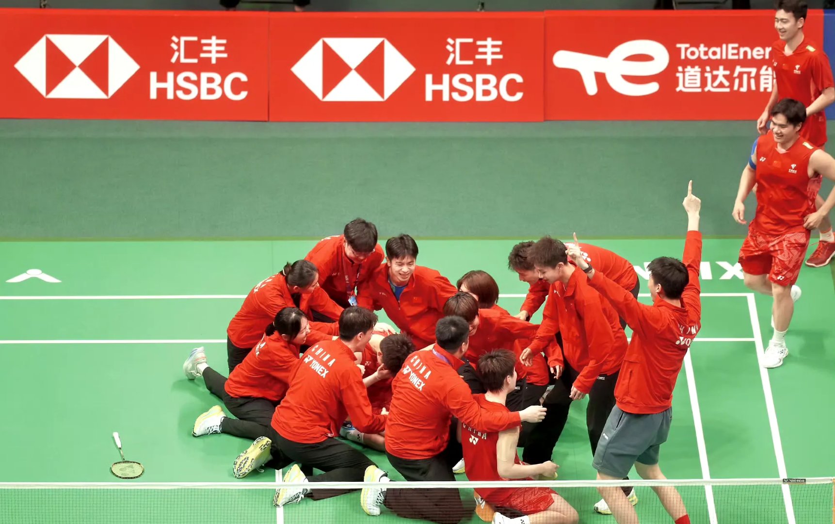 球队全员备战下轮比赛,展现团结拼搏精神 球队全员备战下轮比赛,展现团结拼搏精神