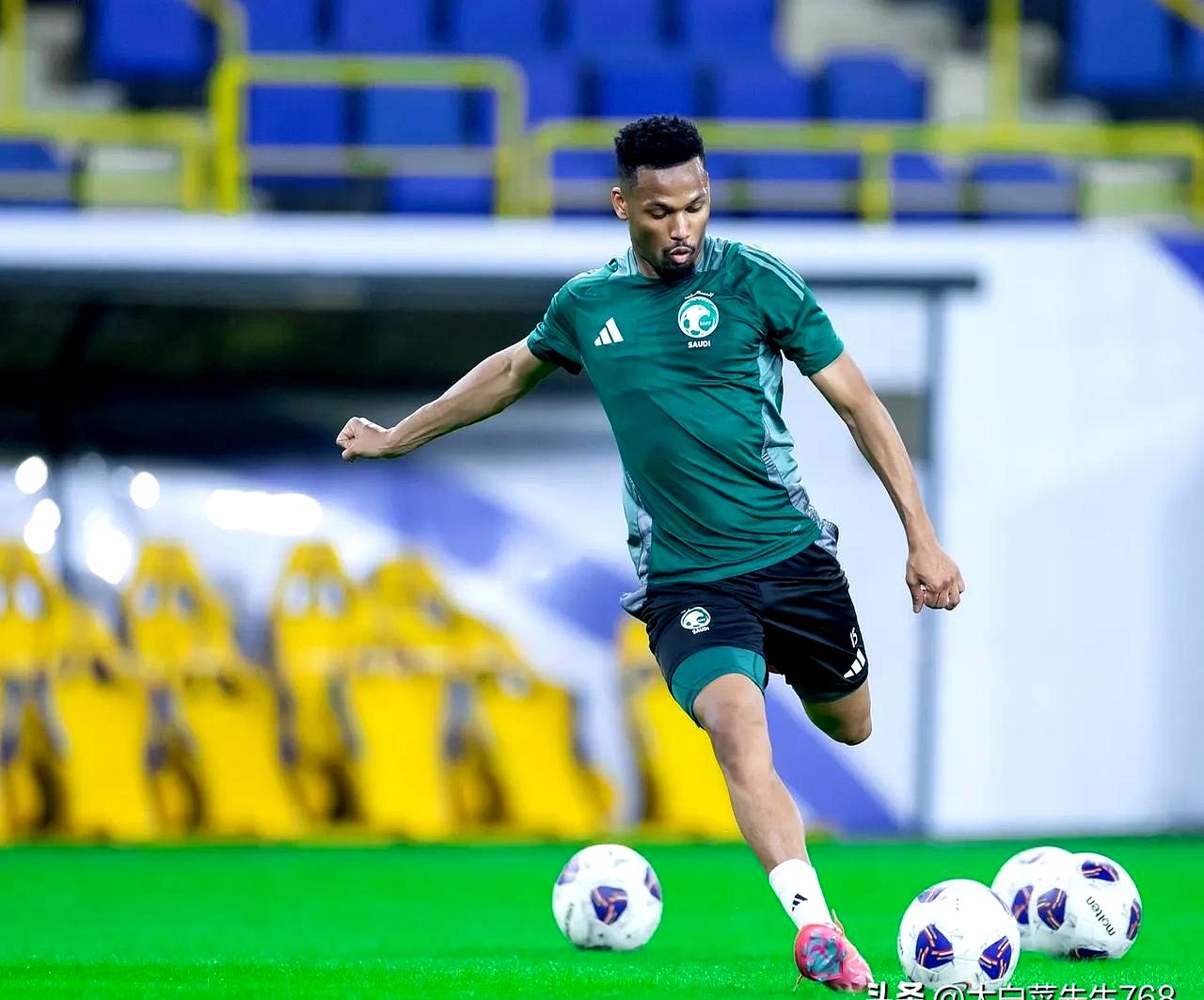 球队训练备战关键比赛,教练组不断调整战术 球队训练备战关键比赛,教练组不断调整战术