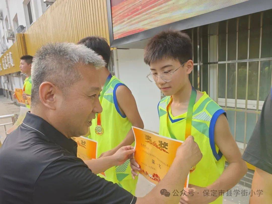 青少年篮球赛事中优秀球员荣膺奖项