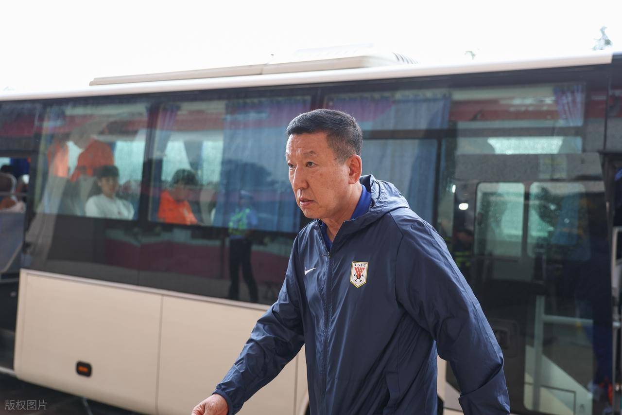 球队主帅因战绩不佳遭遇抗议，下课风波