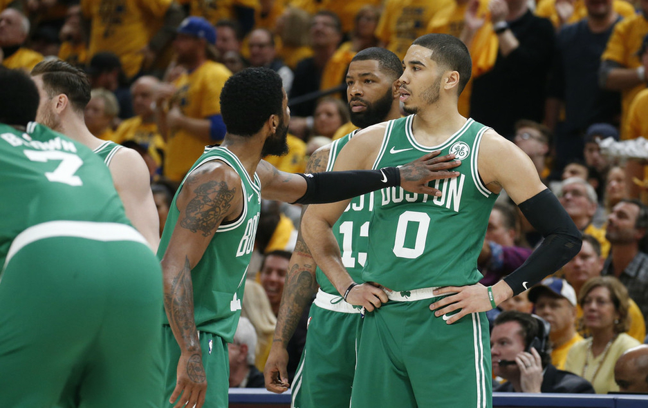 雷速官网下载-雷霆众将欢庆逆转凯尔特，德罗赞亲临颁奖盛典神韵十足