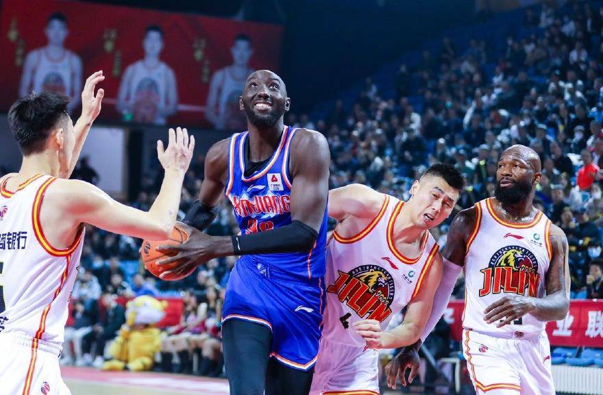 雷速官网-球队战术调整获得比赛中出人意料胜利