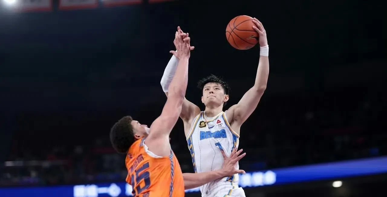 雷速官网下载-上海男篮在主场发挥出色，战胜山东男篮