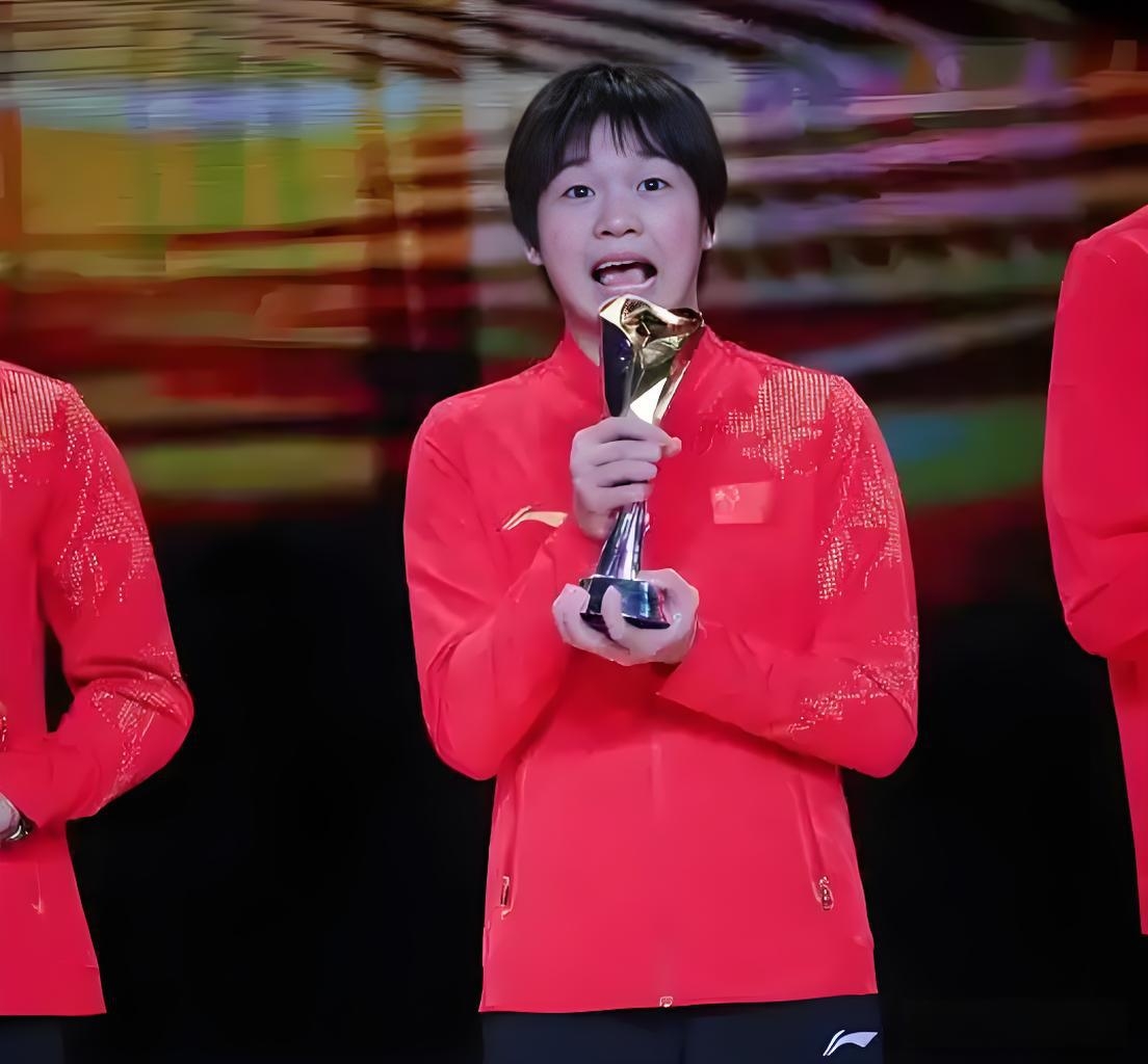 雷速-戴着国旗走向领奖台欢庆胜利