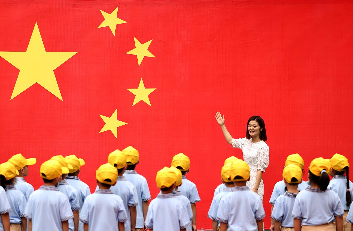 戴着国旗走向领奖台欢庆胜利