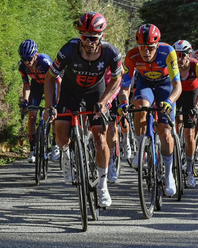 雷速官网-比利时自行车选手追逐领先，尽展实力