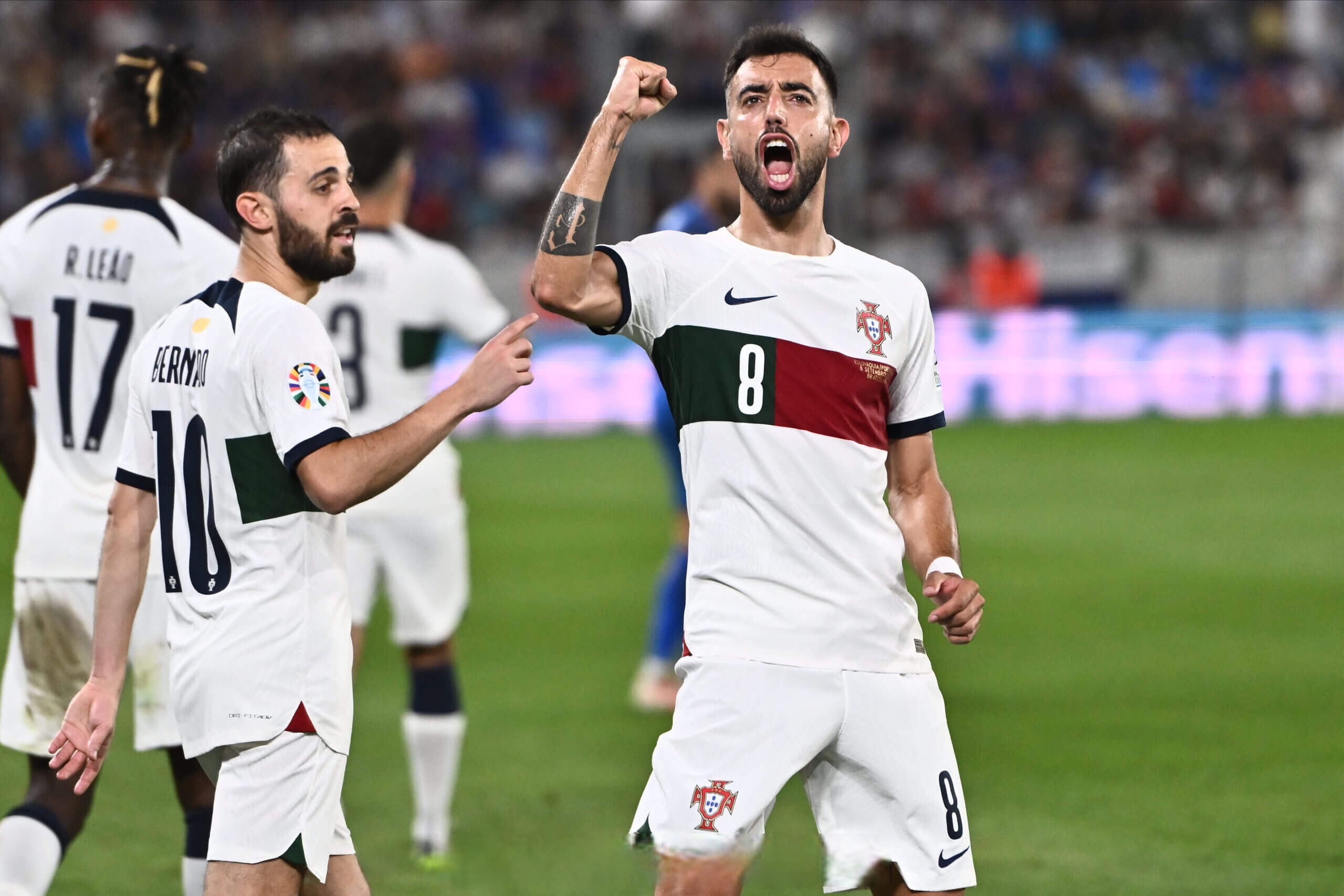 雷速直播-球员热身备战，欧洲杯再掀足球风暴