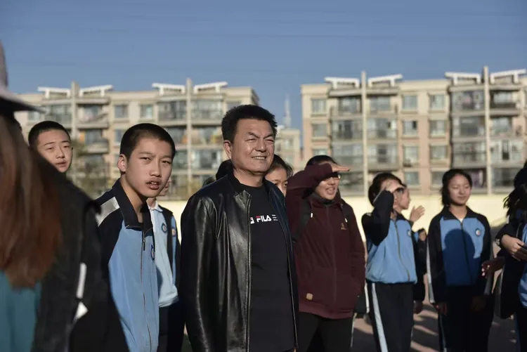 雷速-运动员统一仪表亮相，赛场上彬彬有礼连江湖